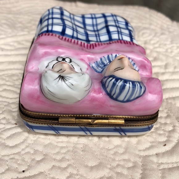 👩‍❤️‍👨 Retired Limoges Rochard Older Couple Sleeping Trinket Ring Box 🎀🎁❤️ - Picture 7 of 16